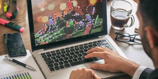 Comparing Free Play and Paid Online Casino Slots